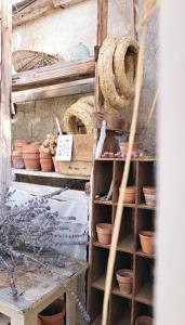 Palanda nebo palandy na pokoji v ubytování La Potentille