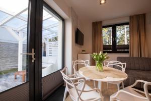 Μια τηλεόραση ή/και κέντρο ψυχαγωγίας στο Apartamenty studio Parkowa 17 Darłówko - Przy plaży