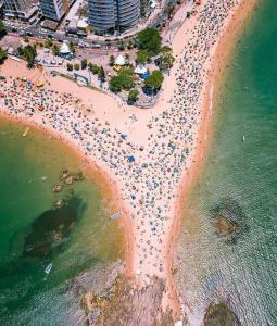 una vista aérea de una playa con multitud de personas en Paraíso no Jockey de Itaparica, en Vila Velha