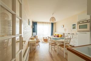 Kuchyňa alebo kuchynka v ubytovaní Agréable appartement et terrasse à 2 pas de la mer