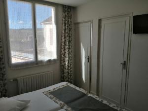 Postel nebo postele na pokoji v ubytování Hôtel Les Fleurs
