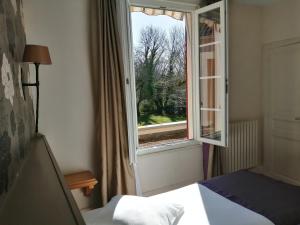 Postel nebo postele na pokoji v ubytování Hôtel Les Fleurs