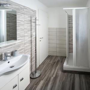 une salle de bain avec un lavabo blanc et une douche dans l'établissement Villaggio Camping Poseidon - Bungalows & Rooms with Sea View in Nature, à Santa Caterina Dello Ionio Marina