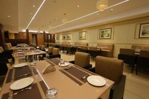 Hotel Aashray Inn餐厅或其他用餐的地方