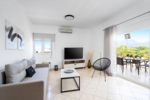 TV a/nebo společenská místnost v ubytování Plumeria Apartment Sitia