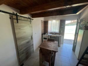 cocina con puerta de madera y fregadero en El Viejo Balneario, en El Bolsón 9 fotos más