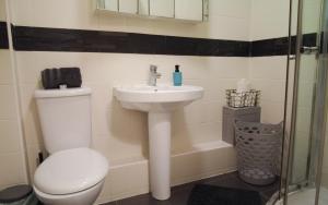 Koupelna v ubytování 1 Bedrooms Flat in Central Edinburgh Haymarket, Heart of Edinburgh Flat Sleeps 4 + 28 fotografií