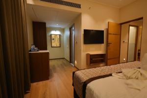 Hotel Aashray Inn客房内的一张或多张床位