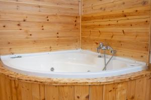 Phòng tắm tại בקתות רם-מתחם בקתות מהמם עם בריכה פרטית ונוף מושלם