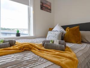 Giường trong phòng chung tại Pass the Keys Brighouse Central - Ideal For Workers