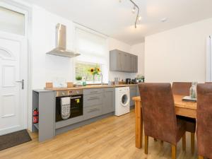 Nhà bếp/bếp nhỏ tại Pass the Keys Brighouse Central - Ideal For Workers