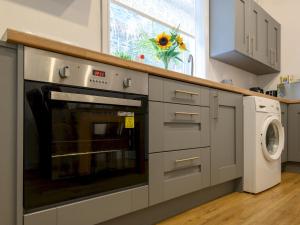 Nhà bếp/bếp nhỏ tại Pass the Keys Brighouse Central - Ideal For Workers