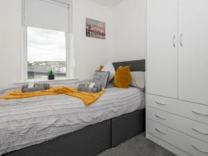 Giường trong phòng chung tại Pass the Keys Brighouse Central - Ideal For Workers