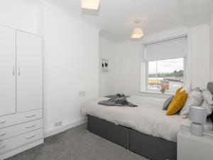 Giường trong phòng chung tại Pass the Keys Brighouse Central - Ideal For Workers