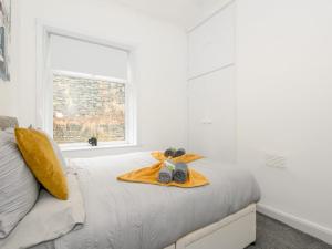 Giường trong phòng chung tại Pass the Keys Brighouse Central - Ideal For Workers