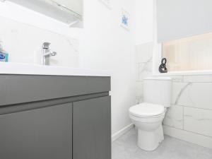 Phòng tắm tại Pass the Keys Brighouse Central - Ideal For Workers