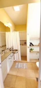 ein Badezimmer mit einem Waschbecken und einem Tisch in einem Zimmer in der Unterkunft Brescia departamentos in San Isidro