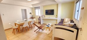 ein Wohnzimmer mit Sofa und Tisch in der Unterkunft Brescia departamentos in San Isidro