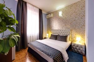 1 dormitorio con 1 cama en una habitación en Marton Lion Krasnodar, en Krasnodar
