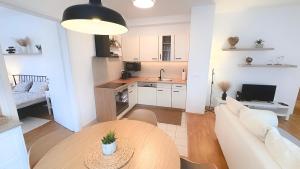 Кухня или мини-кухня в GOgol Apartment
