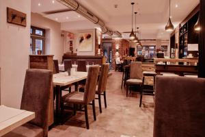 a restaurant with tables and chairs and a bar at cityhotel in Bocholt