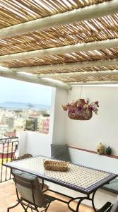 Una mesa y sillas en un balcón con vista. en Casa Lucia the most beautiful views sea and city, en Alicante