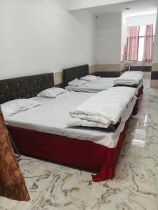 Ένα ή περισσότερα κρεβάτια σε δωμάτιο στο Nearest Khumbmela Hotel For Family