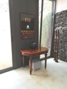 einem Holztisch in einem Raum neben einem Fenster in der Unterkunft Antico Dammuso Venedisè in Pantelleria + 39 Fotos