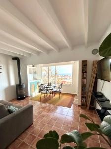 Una sala de estar con una mesa y sillas y una gran ventana. en Casa Lucia the most beautiful views sea and city, en Alicante