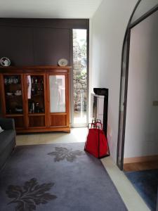 ein roter Sack in der Mitte eines Wohnzimmers in der Unterkunft Antico Dammuso Venedisè in Pantelleria