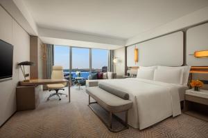 Postel nebo postele na pokoji v ubytování InterContinental Beijing Beichen by IHG l Walking Distance to Bird's Nest & Water Cube & Metro Station l Interconnected with China National Convention Center l Award-winning Club Lounge with Mixologist l Direct Metro Line to Wangfujing