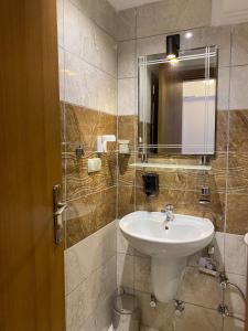 Koupelna v ubytování Bouvardia Inn + 24 fotografií
