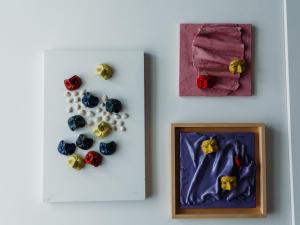 un gruppo di perline e una foto su un muro di Lo Specchio dei Papiri a Napoli