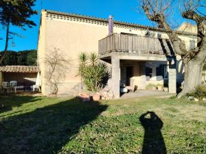 a shadow of a person in front of a house at Maison avec jacuzzi 2ch 2sdb in Aubignan