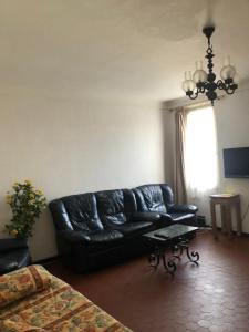 een zwarte leren bank in een woonkamer met een raam bij Proximité Palais des Festivals in Cannes