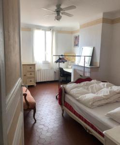 een slaapkamer met een bed en een bureau erin bij Proximité Palais des Festivals in Cannes +2 foto's