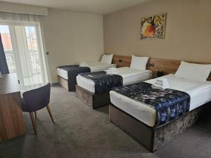 سرير أو أسرّة في غرفة في Hotel Aloha