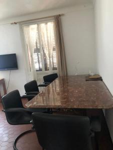 een conferentieruimte met een marmeren tafel en stoelen bij Proximité Palais des Festivals in Cannes