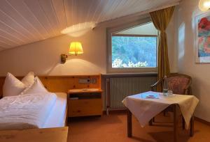 Postel nebo postele na pokoji v ubytování Schwarzwaldhotel Klumpp + 37 fotografií