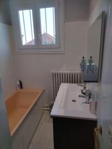 un baño con lavabo y bañera en House, en Blois 10 fotos más
