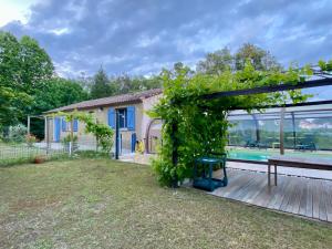 ein Garten mit Pergola und Swimmingpool in der Unterkunft Maison au calme piscine mer au coeur de la nature U Nuciolu in Talasani