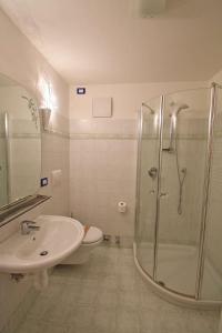 Un baño con ducha, lavabo e inodoro. en RAINALTER Studio 14A Centrale, en Madonna di Campiglio 16 fotos más