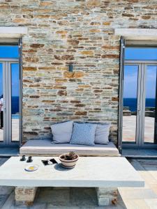 Posedenie v ubytovaní Villa Thalassa, Beachfront, Private Pool & Sunset Views by Explore Andros