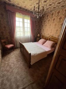 une chambre avec un lit et une fenêtre dans l'établissement Spacieuse maison de village, à Luché-Pringé 25 autres photos