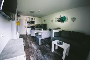 salon z kanapą i stołem w obiekcie Apartments Margarethenbad w mieście Rangersdorf