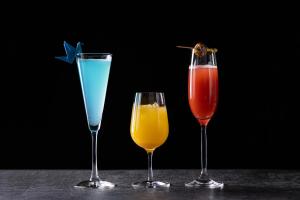 北京北辰洲际酒店 l 紧邻鸟巢 & 水立方 & 地铁站 l 内部连通国家会议中心 l 屡获殊荣的行政酒廊 & 专业调酒师 l 地铁直达王府井的酒水
