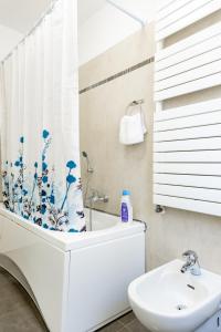 ヴェネツィアにあるCharming Two Bedroom Private Apartmentのトイレと洗面台付きのバスルーム