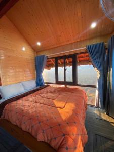 Ένα ή περισσότερα κρεβάτια σε δωμάτιο στο Săn Mây Homestay and Coffee Măng Đen