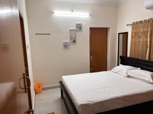 Postel nebo postele na pokoji v ubytování Sree Sudha Residency