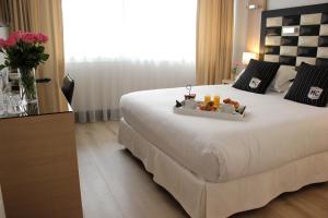 Tempat tidur dalam kamar di Hôtel Victoria